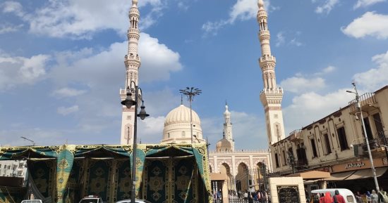 المواطنون يلتقطون صورا تذكارية أمام مسجد وضريح السيد البدوي قبل يومين من الاحتفالات