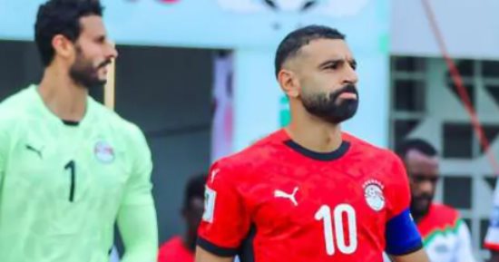 محمد صلاح يداعب البراعم خلال مباراة المنتخب الوطنى وغينيا بيساو.. فيديو
