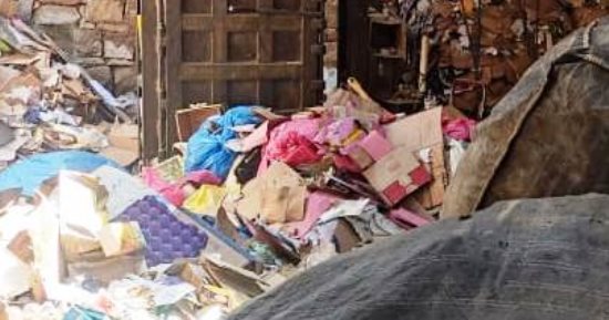 غلق مخزن خردة مخالف لضبط نفايات طبية به بأسوان