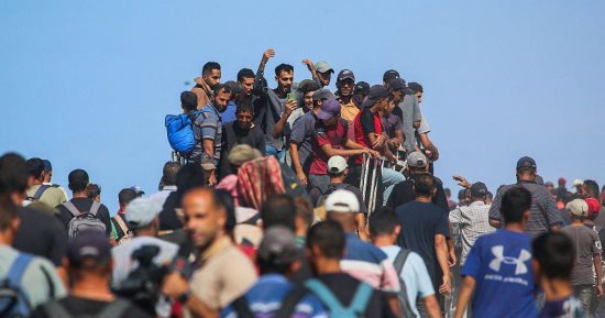 غزة تفتح ذراعيها لأهلها.. اتفاق شرم الشيخ يعيد الفرحة لوجوه الفلسطينيين ويوقف نزيف الحرب.. الآلاف يعودون إلى مدنهم المدمرة فى القطاع بعد عامين من القصف.. والجهود المصرية نجحت فى وقف العدوان ومنع التهجير (صور)