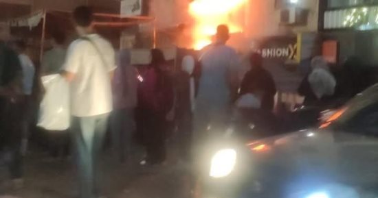 المعمل الجنائى يعاين موقع حريق محل أحذية ببنها 