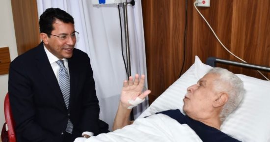 وزير الرياضة يطمئن على الحالة الصحية لـ حسن شحاتة