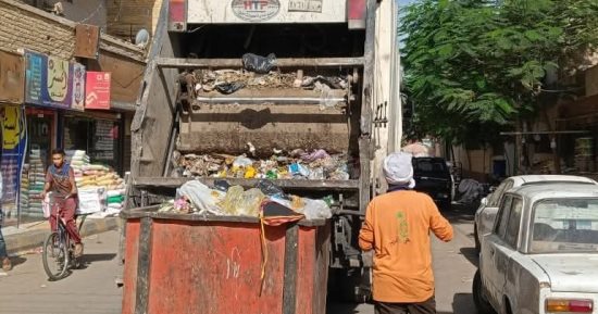رفع 25 طنا من القمامة والأتربة والمخلفات الصلبة بحى غرب سوهاج