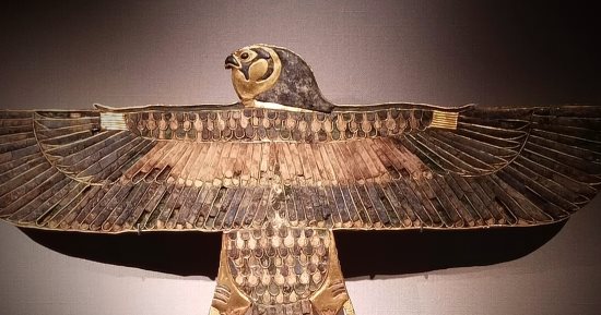 مقتنيات المتحف المصرى.. قلادة على هيئة صقر تحمل اسم آمون إم أوبت