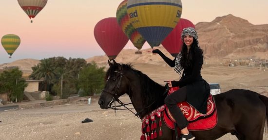 رحلات السفارى والبالون الطائر.. استمتاع سياح العالم برحلات الأقصر