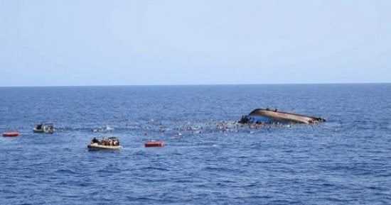 مصرع 6 أشخاص جراء غرق قارب كان يقل مهاجرين قبالة سواحل طبرق شرق ليبيا