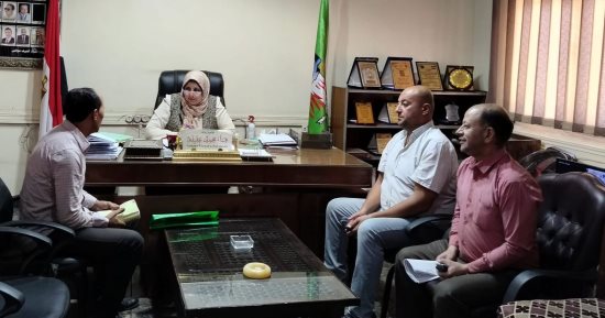 رئيس مدينة قويسنا تستقبل المواطنين لبحث مطالبهم وتتابع صيانة الإنارة فى القرى