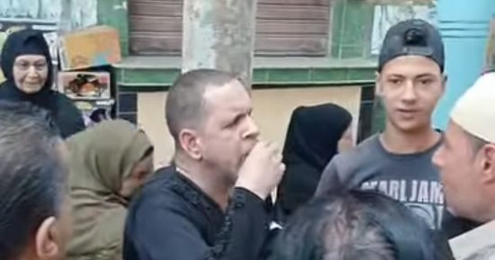 ضبط شخص يرتدي ملابس نسائية ونقاب للتسول بالغربية