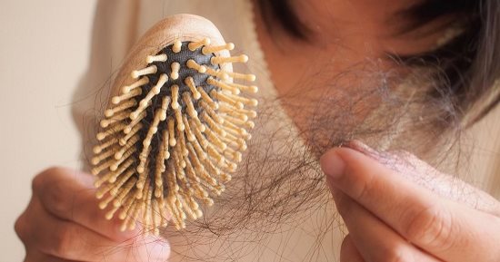 3 أخطاء فى أسلوب حياتك ممكن تسبب تساقط الشعر.. منها تسريحة مشهورة
