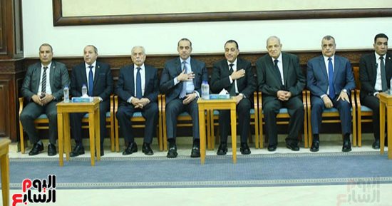 المهندس إبراهيم محلب يتلقى واجب العزاء في شقيقته بمسجد المشير