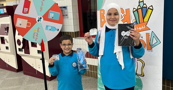 توزيع هدايا على الطلاب بمحطات الخط الثالث للمترو