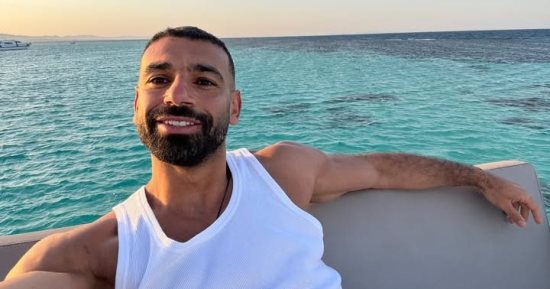 محمد صلاح يستجم على البحر بعد التأهل لكأس العالم.. صور