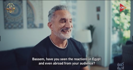 باسم يوسف لـ كلمة أخيرة: أنا بنكّت على الأحوال اللى حواليا بس مشكلتى ميكروفونى طويل وبيوجع