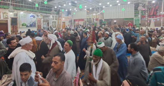 إقبال كبير علي مسجد السيد البدوي في طنطا.. والحضرة أبرز عادات الوافدين.. فيديو