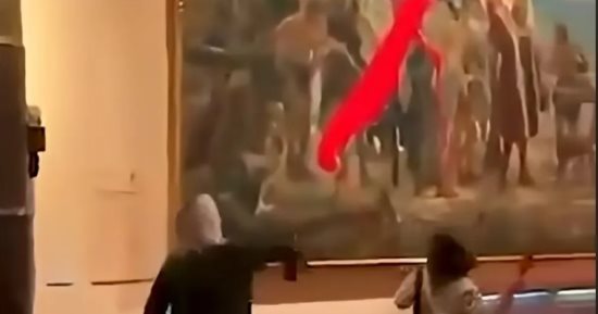 نشطاء المناخ يشوهون لوحة كريستوفر كولومبوس فى ذكرى وصوله إلى الأمريكتين