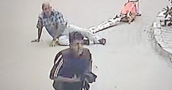 ضبط المتهم بسحل مسن لسرقة هاتفه المحمول في مدينة بدر.. صور