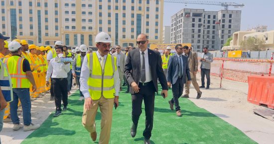 وزير العمل يزور موقع عمل شركة المقاولون العرب فى قطر ويلتقي العمال