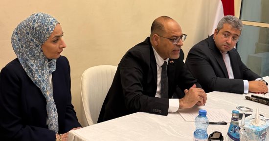 وزير العمل يلتقى ممثلى الجالية المصرية فى قطر ويستمع إلى استفساراتهم