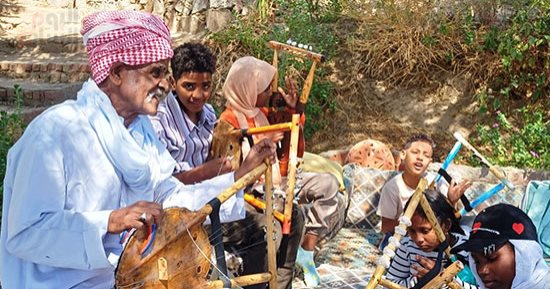 هوية وذاكرة النوبة.. أبناء الجنوب يعلمون الأطفال فن العزف على الطنبور