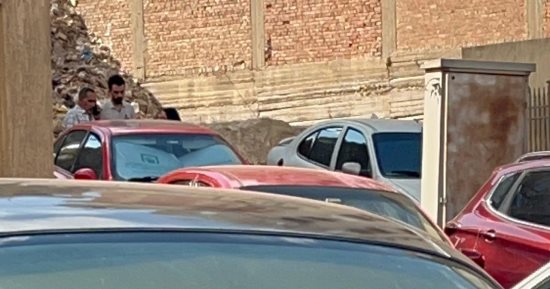 سوزى الأردنية تصل المحكمة الاقتصادية بالحجاب والكمامة.. صور