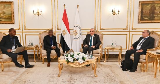 وزير الرى يلتقى المدير التنفيذى للجنة الوطنية لمياه الشرب بليبيريا