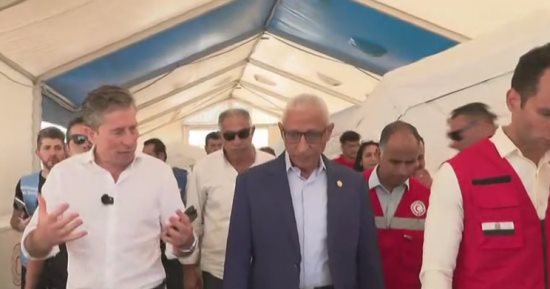 منسق الأمم المتحدة يزور مركز الهلال الأحمر المصرى لتوزيع المساعدات إلى غزة