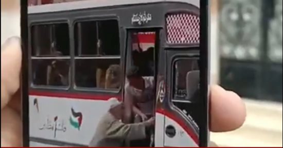 فيديو.. تفاصيل القبض على متسببى سقوط مسن حاول ركوب ميكروباص بالمنصورة