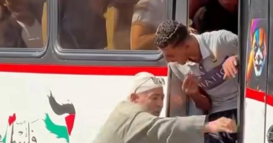 وزارة التضامن تتواصل مع عم فوزى صاحب حادث السقوط من أتوبيس الدقهلية 