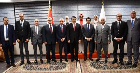وزير الرياضة يلتقى رئيس اتحاد القوة البدنية لمناقشة إدراج اللعبة بالألعاب الأفريقية 2027