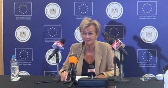 أهم الأخبار العربية والعالمية حتى الظهيرة.. رئيسة بعثة الاتحاد الأوروبى تشيد بدور مصر فى تعزيز السلام.. أسعار الغاز فى أوروبا تهبط 20% بعد اتفاق هدنة بين أمريكا وإيران.. العراق يعلن فتح الأجواء وكافة المطارات