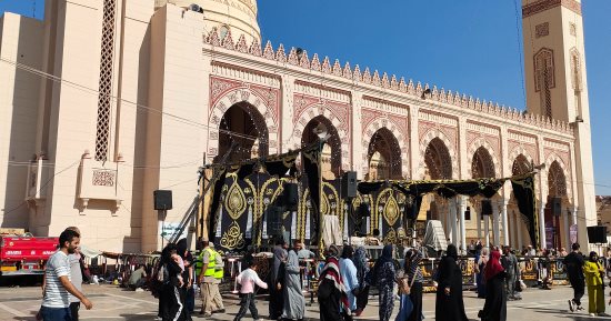 بدء التجهيز لحفل ياسين التهامى بالساحة الأحمدية فى آخر أيام مولد البدوى.. فيديو