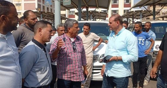 رئيس حى الهرم يتابع انتظام مواقف السرفيس والعمل بالتعريفة الجديدة.. صور