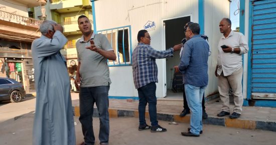 إيقاف سيارة لمخالفة تعريفة الركوب والحمولة الزائدة بموقف تلا في شبين الكوم