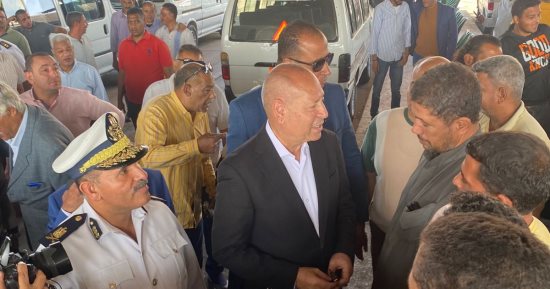 محافظ القاهرة يتفقد موقف عبد المنعم رياض لمتابعة تعريفة الأجرة الجديدة.. صور
