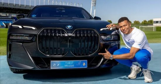 مبابي يحصل على سيارة BMW فاخرة رغم عدم امتلاكه رخصة قيادة.. صور