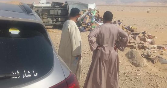 انقلاب سيارة مواد غذائية وإصابة قائدها فى قنا
