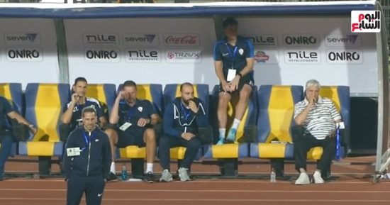 مساعد فيريرا يخطف الأنظار فى لقاء ديكيداها بجلسة غريبة على الدكة