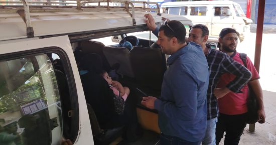 رئيس مدينة العياط يتابع مواقف السرفيس.. ويؤكد: لا تهاون مع مخالفى التعريفة