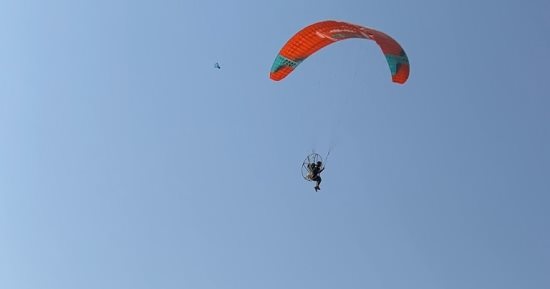 تليفزيون اليوم السابع يرصد هبوطا خاطئا لـ3 سائحين برازيليين بالمظلات.. فيديو