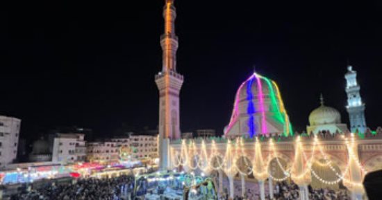 ساحة مسجد السيد البدوي تغصّ بآلاف المريدين قبيل حفل ياسين التهامي