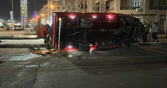 إصابة شخص إثر حادث انقلاب سيارة نقل محملة بالأنابيب فى المعادى.. صور