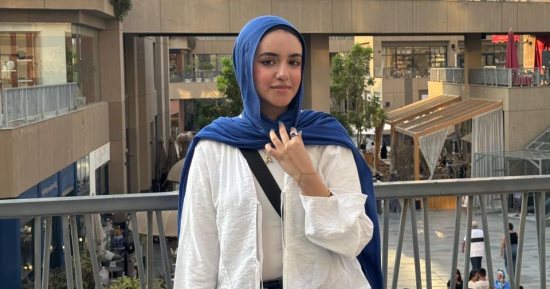 خريجة التعليم الفنى بالجيزة.. أميرة وزملاؤها يبتكرون يدًا ذكية 