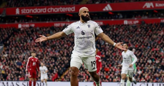ليفربول ضد مان يونايتد.. الشياطين الحمر يباغتون الريدز بهدف مبكر من مبيومو