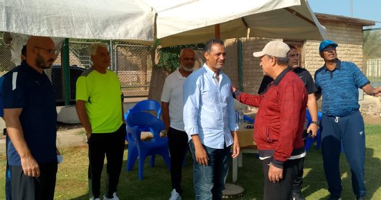 سامي قمصان يتابع مباراة شباب المقاولون أمام سيراميكا