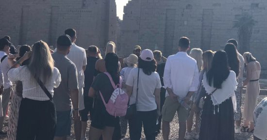 أفواج سياحية من حول العالم يعيشون أجواء البهجة الصباحية فى معابد الكرنك.. صور