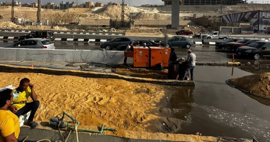 سيارات لشفط المياه المتراكمة من كسر ماسورة بالطريق بالدائري