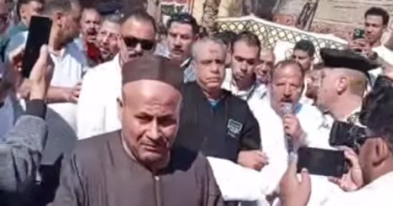 تقديم الكفن في جلسة صلح ينهي خصومة ثأرية بين عائلتين بالحوامدية.. صور