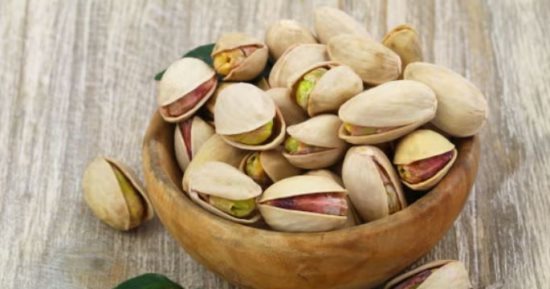 الفستق غني بالألياف والبروتينات ويعزز صحة أمعائك ويمنع الالتهاب.. خليه قبل النوم