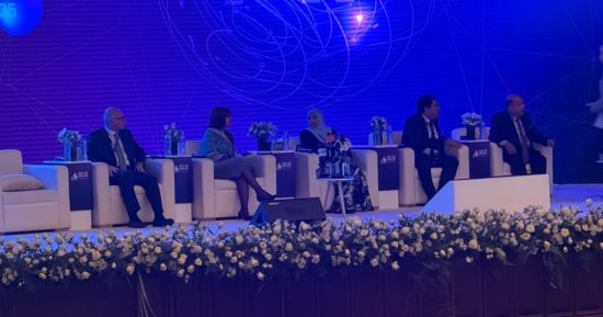 نائب رئيس جامعة القاهرة يناقش رقمنة الأرشيفات التاريخية وترميم النصوص 