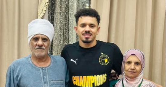 صورة محمود زلاكة مع والديه تخطف الأنظار بعد تتويج بيراميدز بالسوبر الأفريقى
